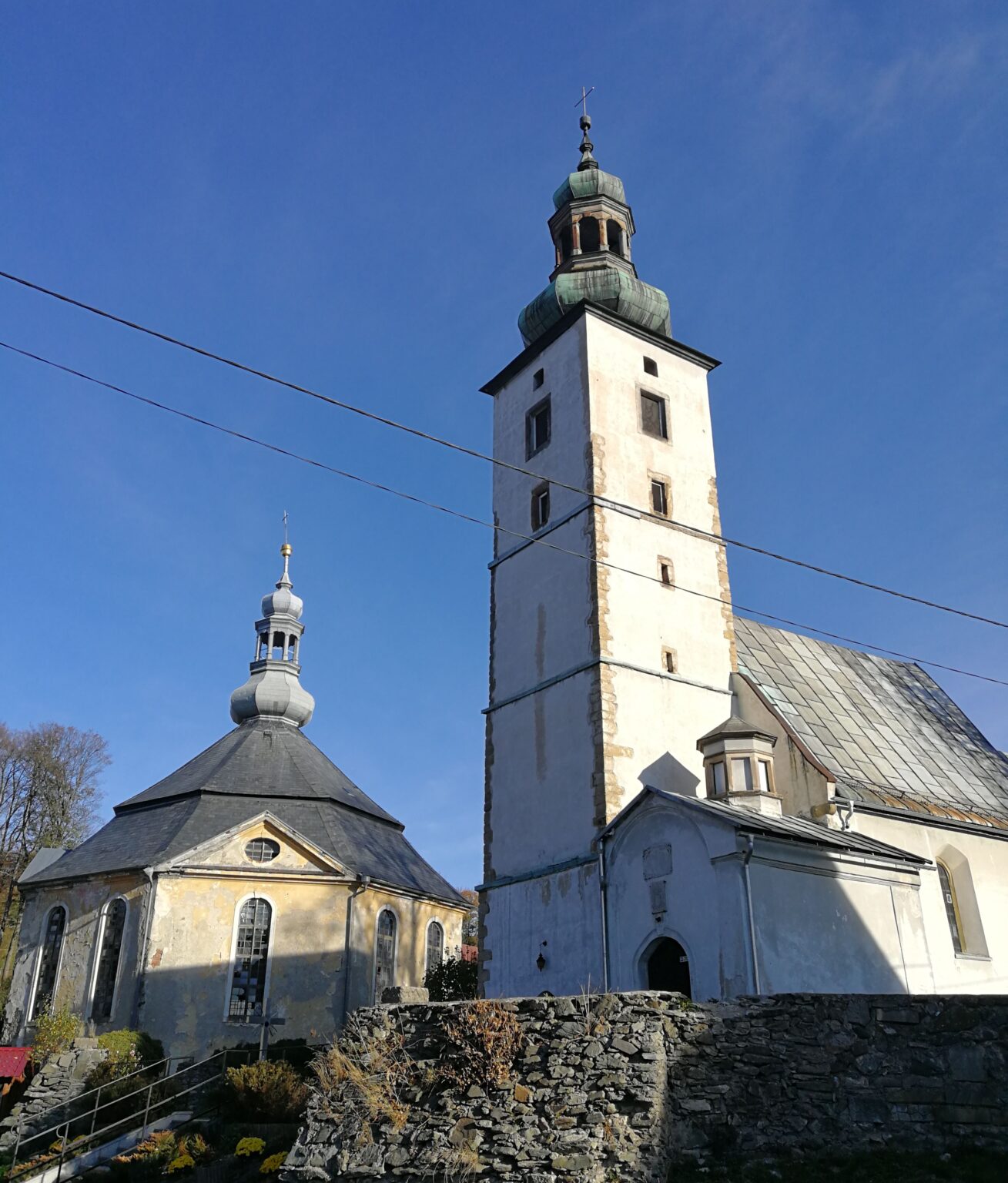 Kościół św. Jana Chrzciciela w Komarnie z białą wieżą